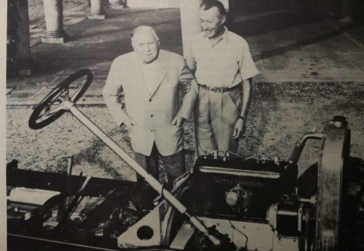 Gioacchino Colombo a hrabě Lurani u právě zrenovovaného šasí Isotty