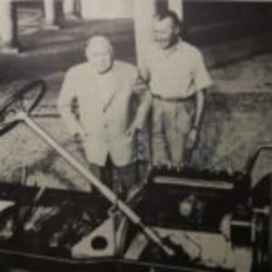 Gioacchino Colombo a hrabě Lurani u právě zrenovovaného šasí Isotty