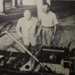 Gioacchino Colombo a hrabě Lurani u právě zrenovovaného šasí Isotty